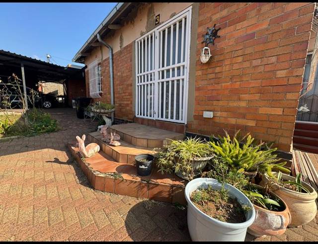 3 BEDROOM HOUSE FOR SALE IN SOUTH HILLS